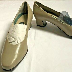 Easy Spirit Anti-Gravity Beige Leather 1.5" Heels